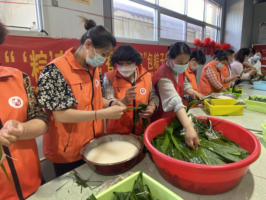 青口供電所黨支部聯(lián)合生產(chǎn)生活服務(wù)中心分會(huì)、黃沙坨社區(qū)，共同舉辦“悠悠艾草香 濃濃端午情”系列活動(dòng)。.png